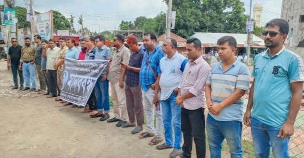 সাংবাদিক তুহিন হত্যার প্রতিবাদে বোয়ালমারী প্রেসক্লাবের মানববন্ধন
